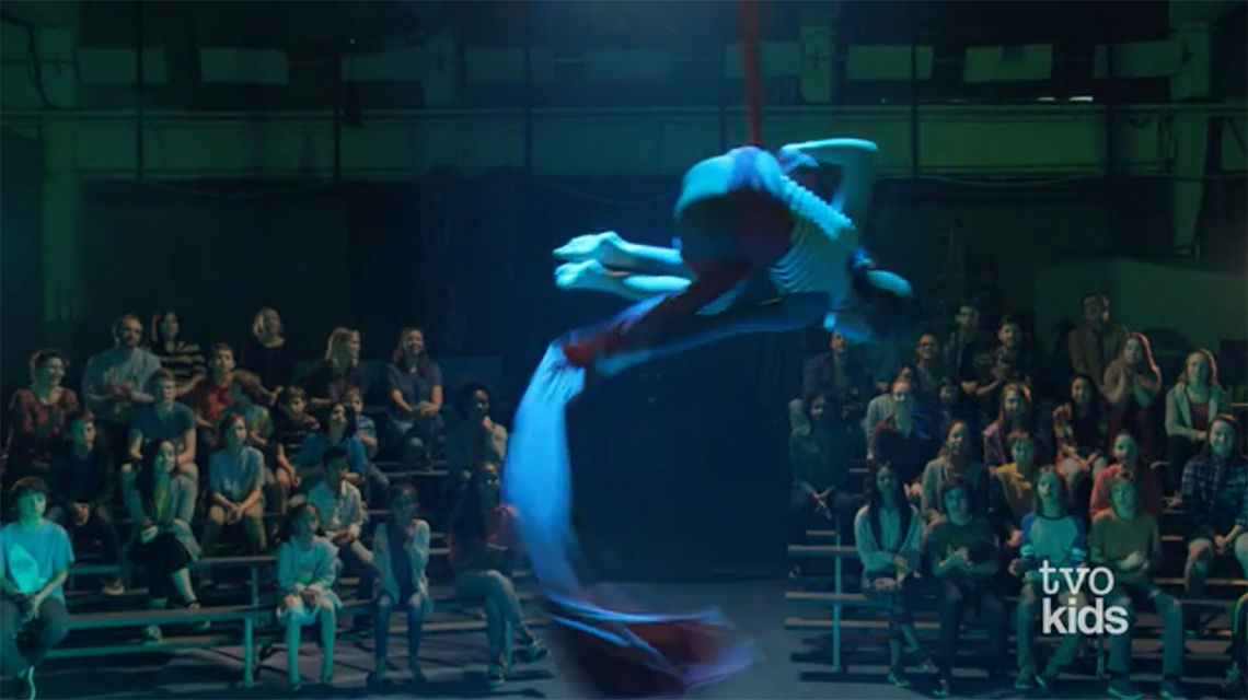 Audience members turning their body towards the performer.
