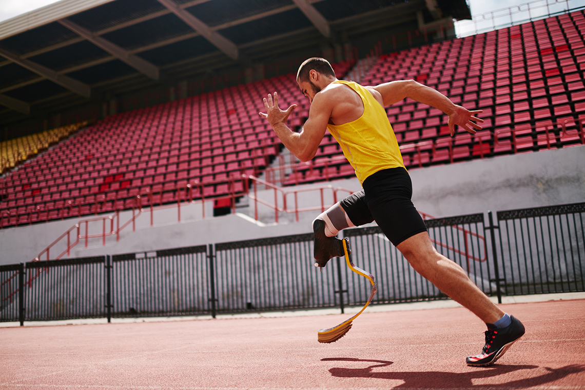 A runner with an amputation training on tracks.