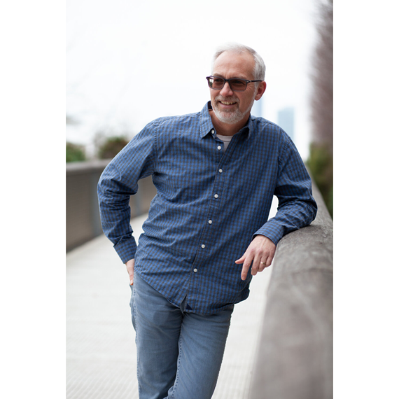 A portrait of author Bob Raczka.