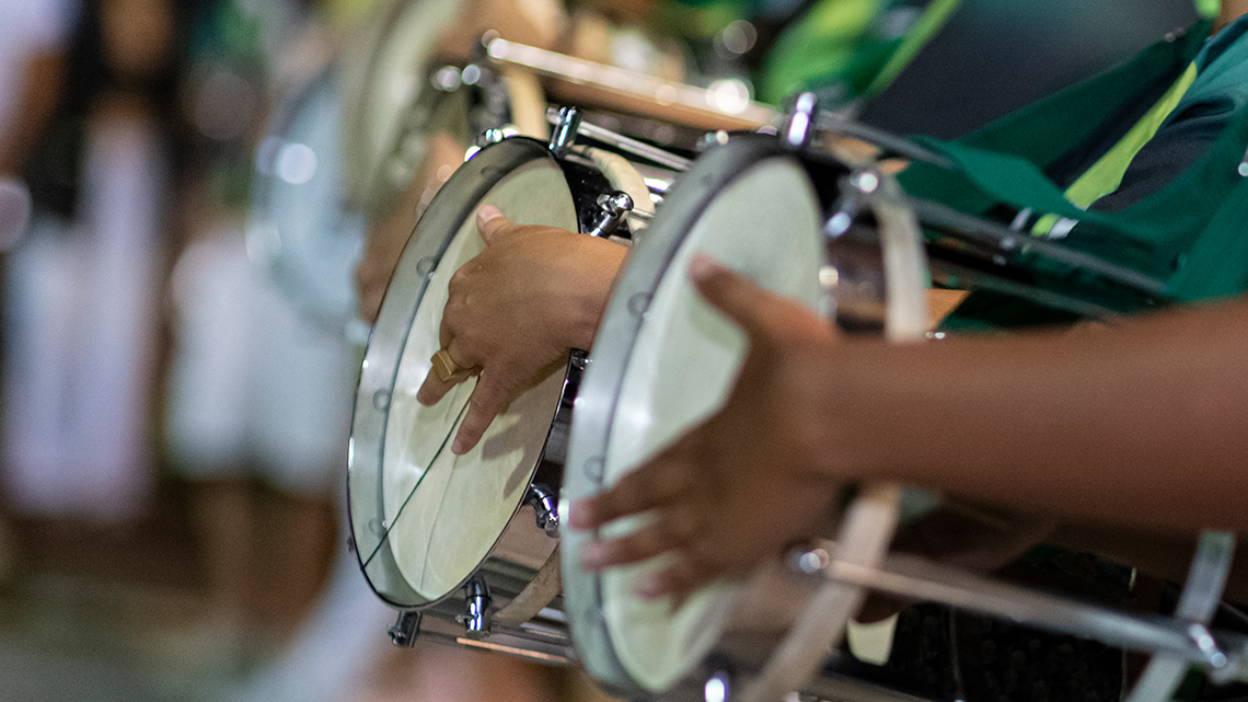 People playing the cuica.
