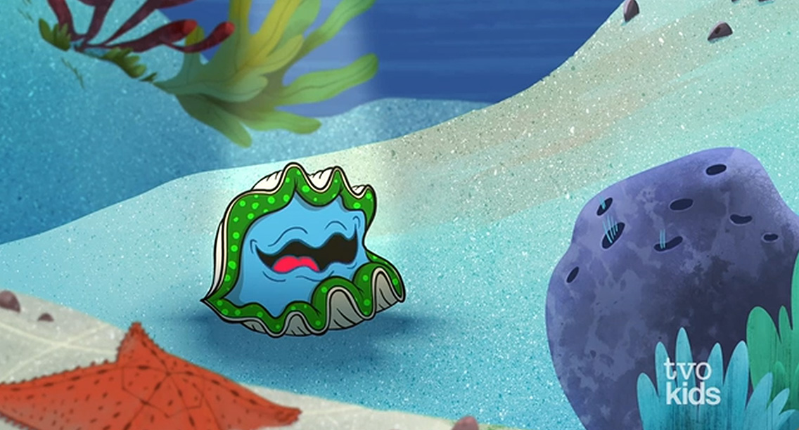 There is a giant clam in a tank with a spotlight on it.