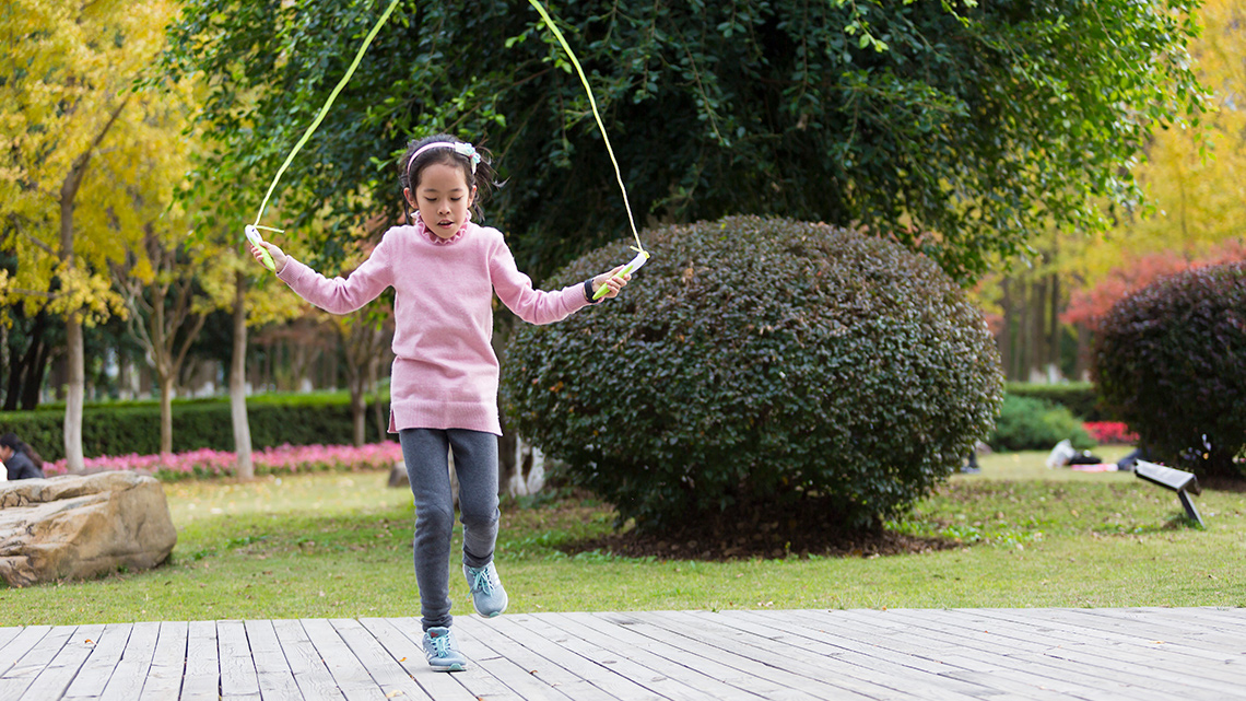 A kid using a skipping rope.