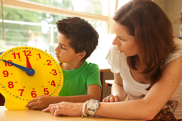 Child describing a clock in the class.