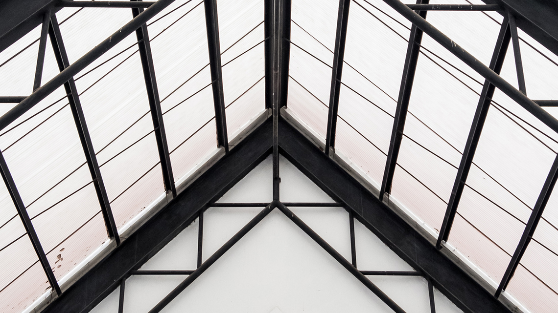 Room with a glass, triangular ceiling. The ceiling is made of several rectangle-shaped windows