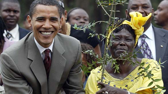 Wangari Maathai and Barack Obama holding a tree.