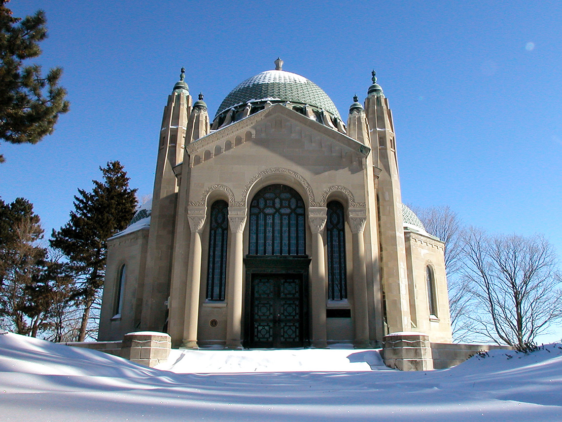 Thomas Foster Memorial with doorway with windows and pillars on either side, dome at the top.