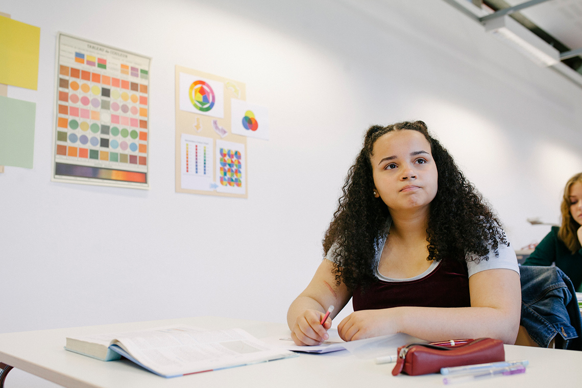 A student looking towards the front of the class.